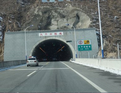 張石高速太平梁隧