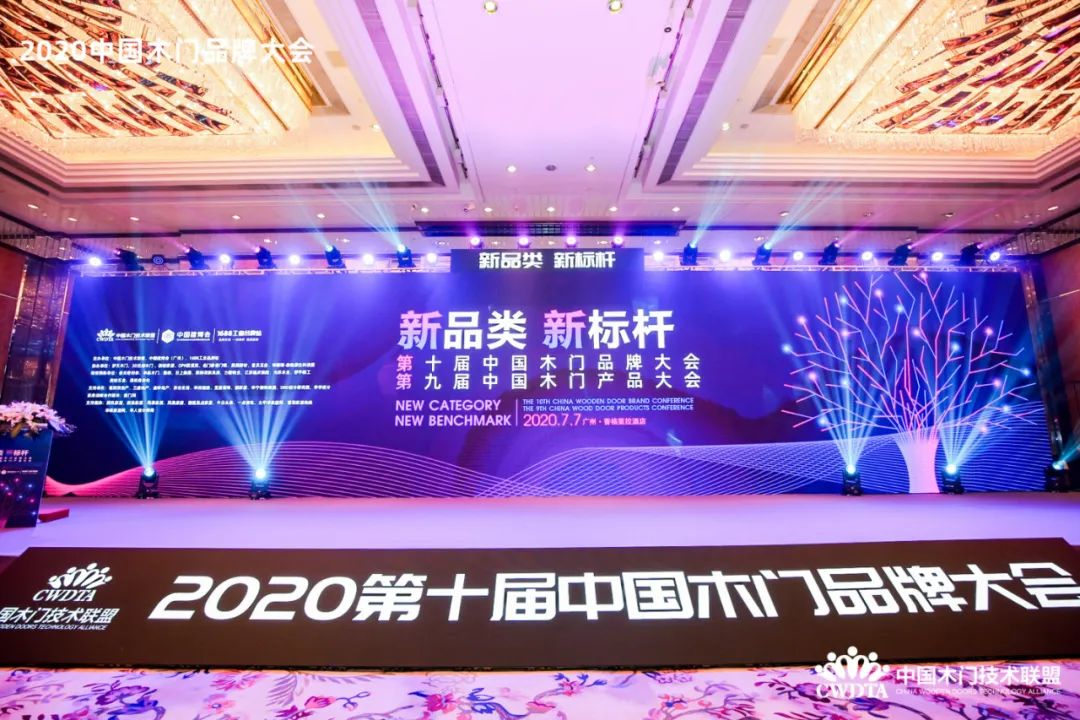 實(shí)木?極簡(jiǎn)原創(chuàng)設(shè)計(jì)先行者，冠牛榮獲中國(guó)木門+系統(tǒng)原創(chuàng)設(shè)計(jì)金星獎(jiǎng)